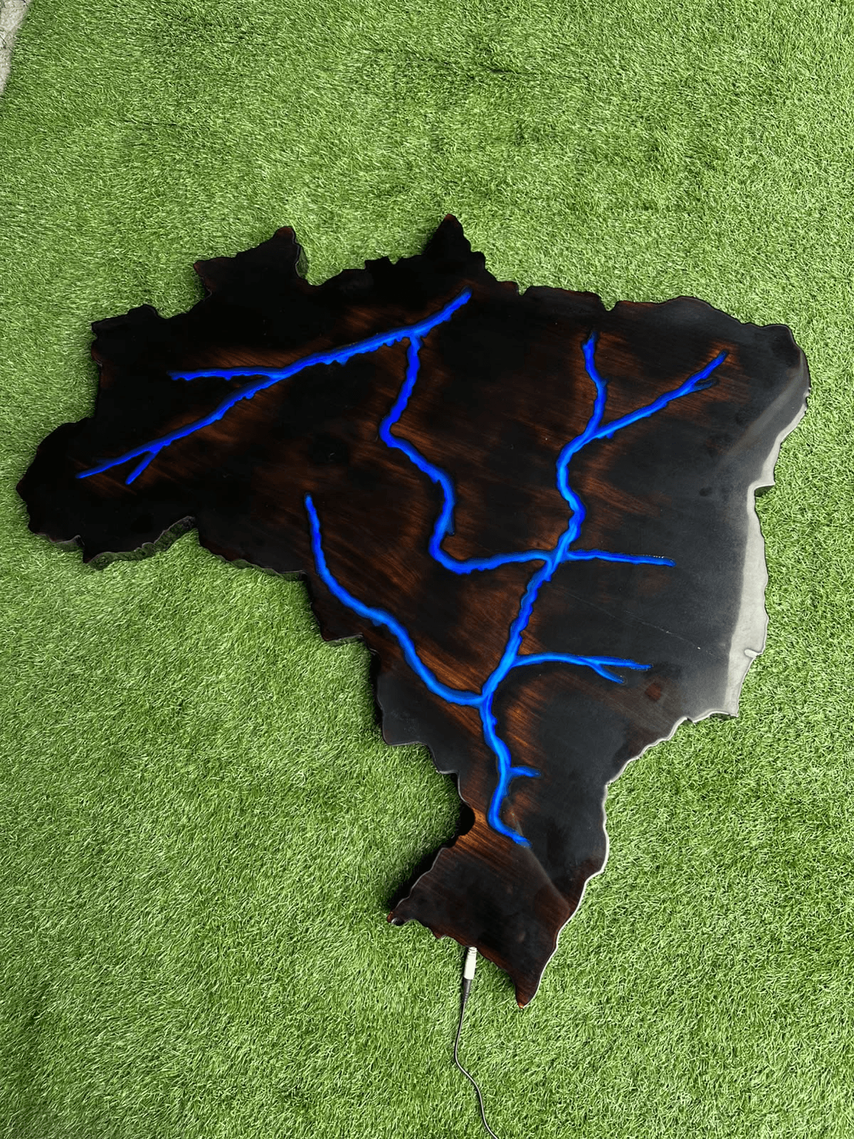 Mapa do Brasil em madeira com iluminação LED produzido pela BecoWood