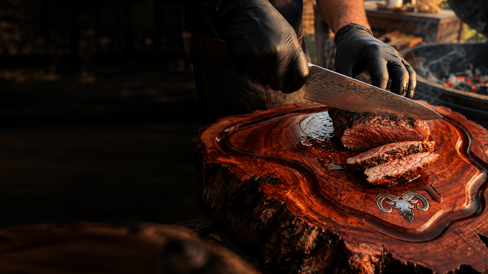 Churrasco servido em uma tábua BecoWood com bordas naturais e desenho marcante da madeira