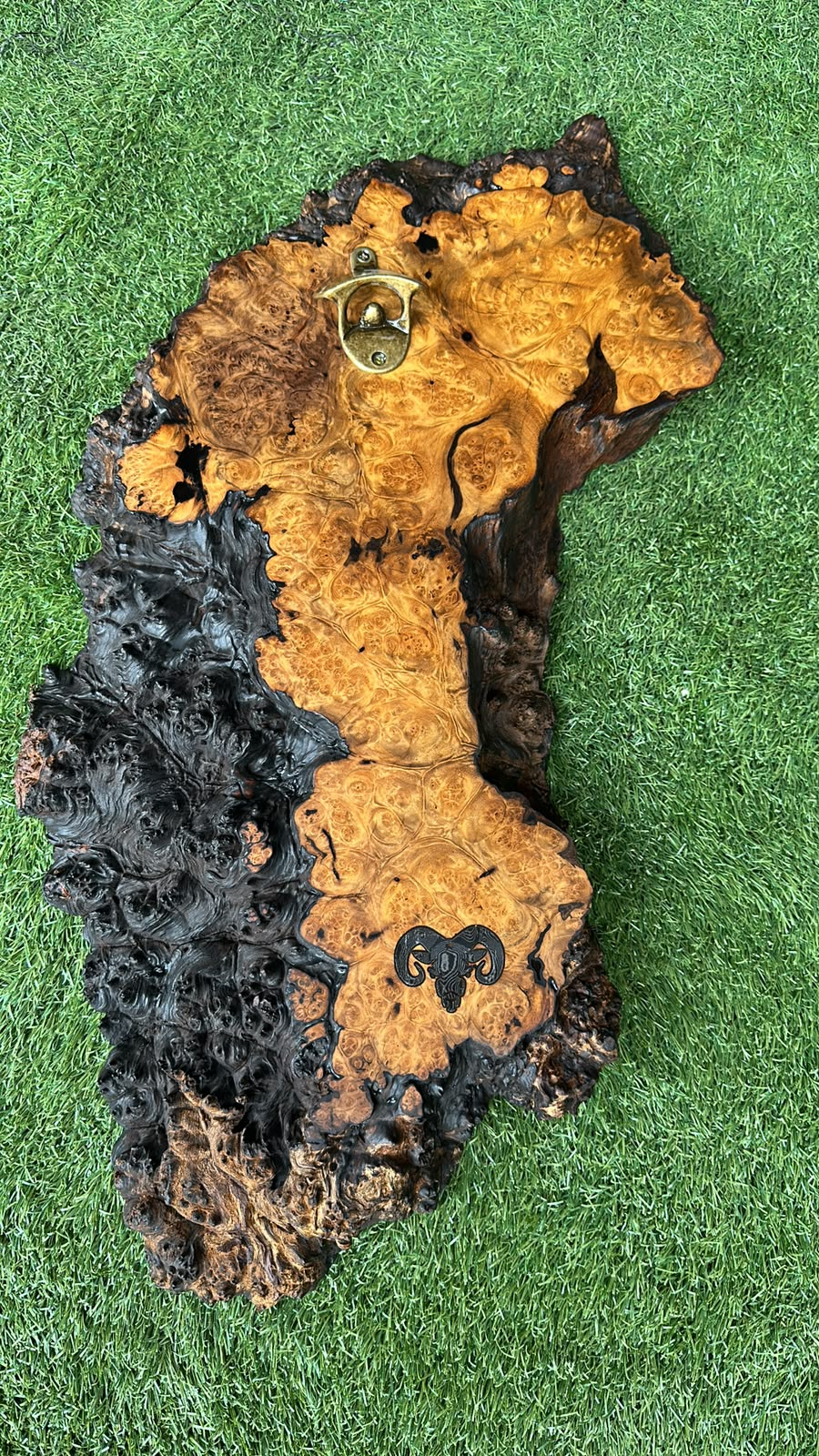 Abridor BecoWood em madeira com contorno orgânico