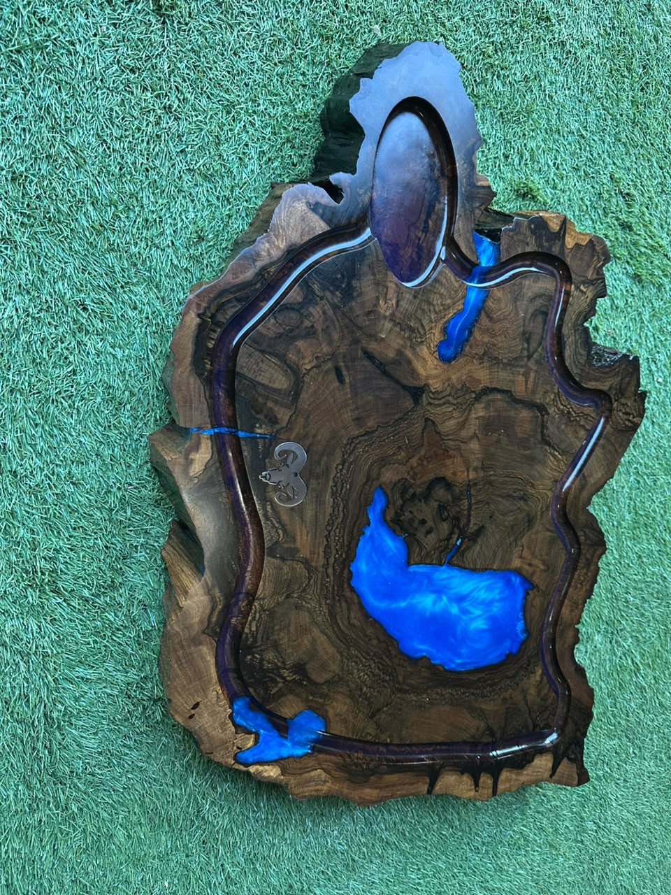 Tábua de churrasco BecoWood com porta-farofa e detalhes em resina azul